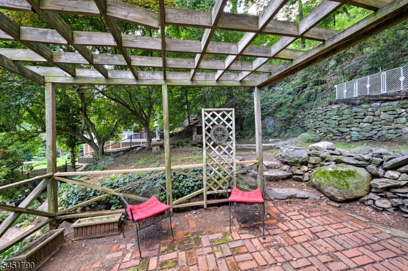 18 Bott Ln Property Photo 9