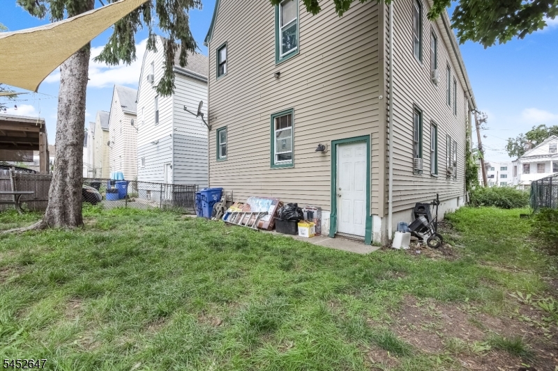 224 Lawrence St Property Photo 12
