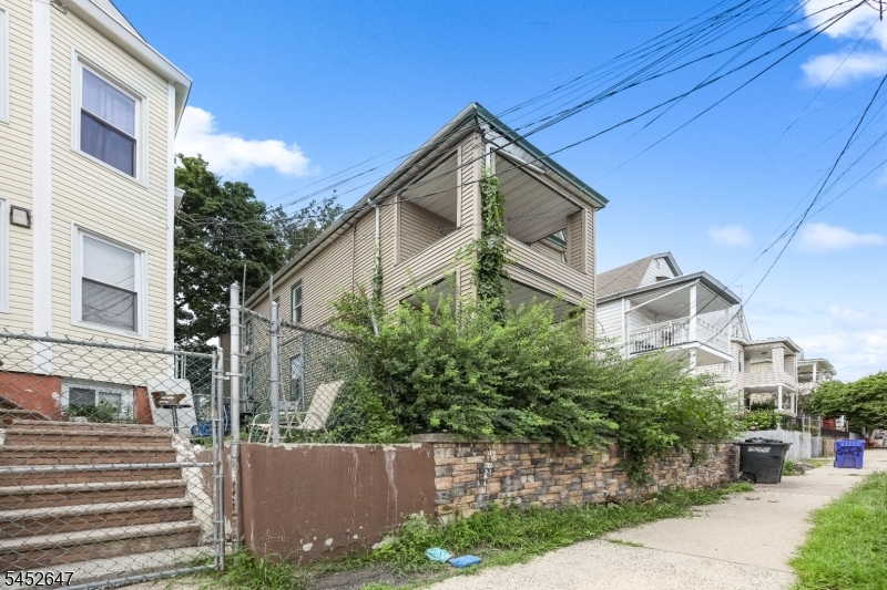 224 Lawrence St Property Photo 16