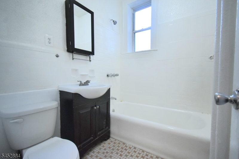 148 Chancellor Ave D5 Property Photo 5