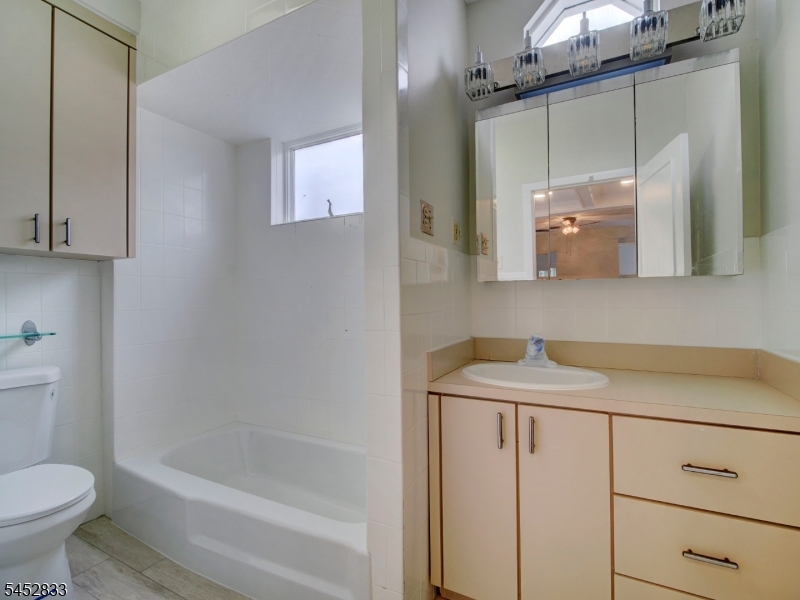27 Honiss St Property Photo 11
