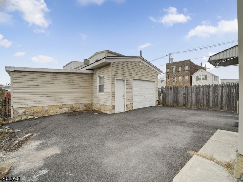 27 Honiss St Property Photo 29