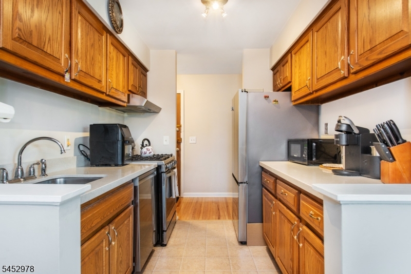 605 Grove St 3 Property Photo 6