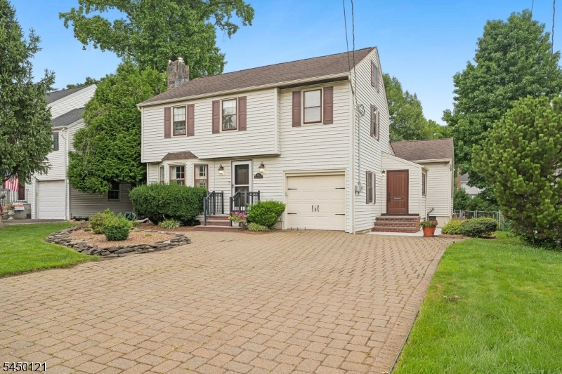 611 Brookside Pl Property Photo 2