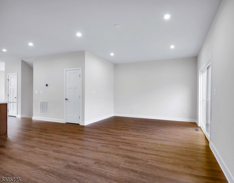 9 Peckwell St Property Photo 9