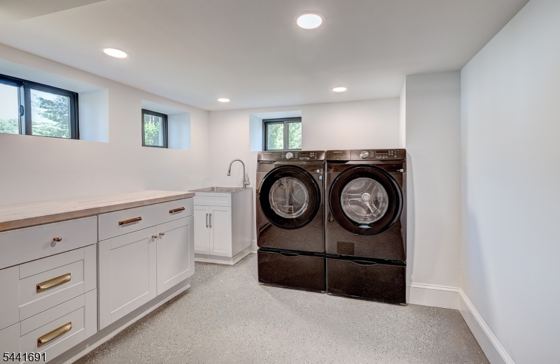 35 Sheridan Ave Property Photo 21