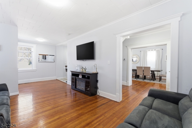 140 Grove Ave Property Photo 4