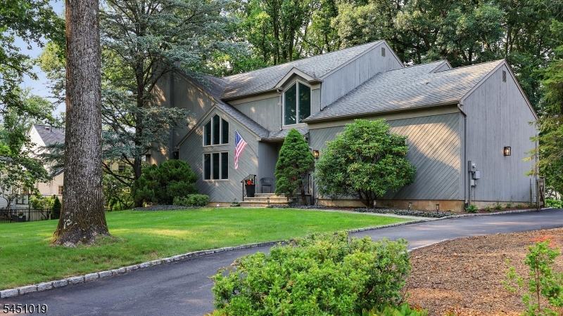 8 Cayuga Way Property Photo 1