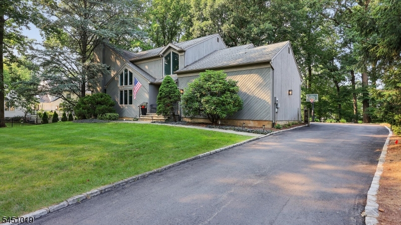 8 Cayuga Way Property Photo 4