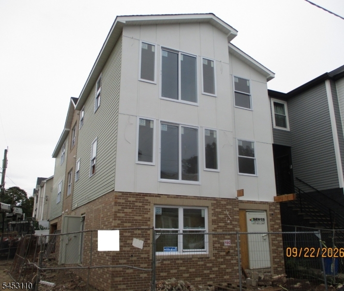 290 S 19th St Property Photo 1