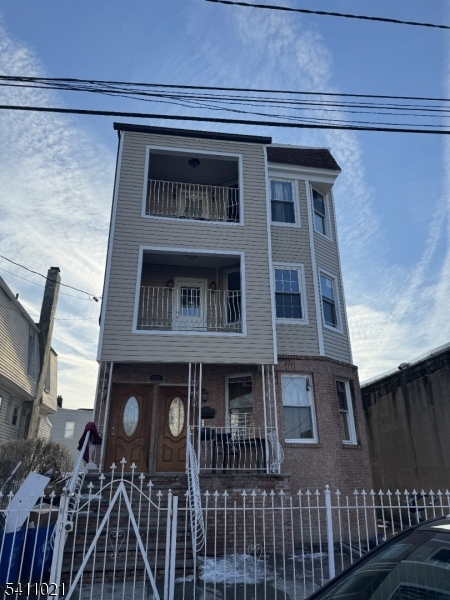 590 Hawthorne Ave 1 Property Photo 1