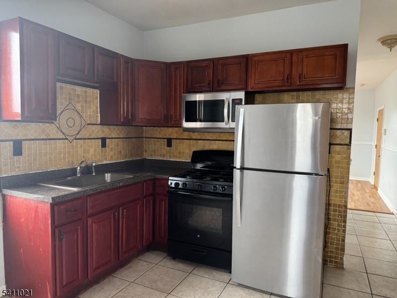 590 Hawthorne Ave 1 Property Photo 6