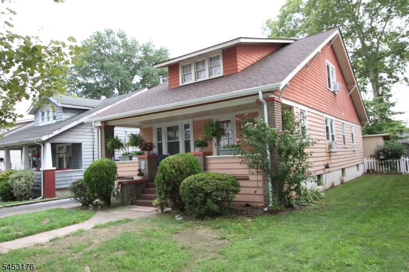 4 Midland Ave Property Photo 2