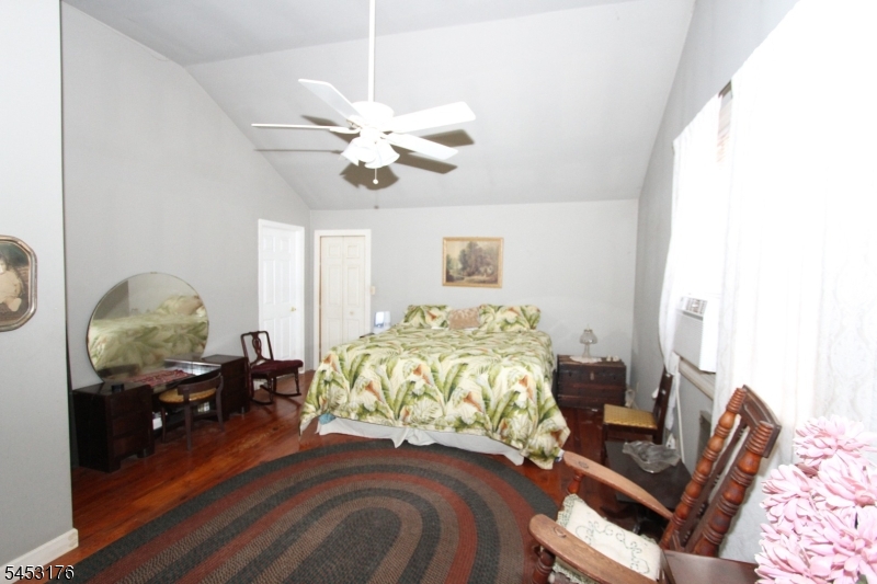 4 Midland Ave Property Photo 16