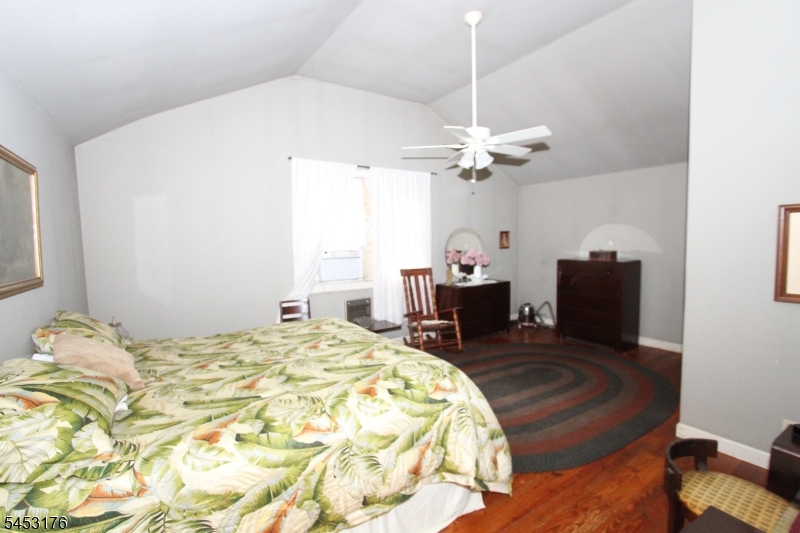 4 Midland Ave Property Photo 17