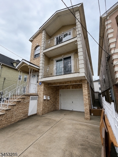 911 Flora St Property Photo 1