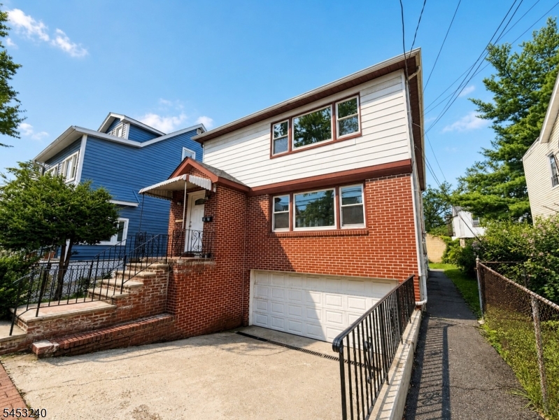 240 Wainwright St Property Photo 1