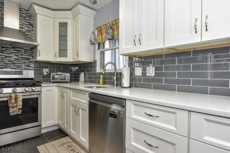 166 Kent St Property Photo 1