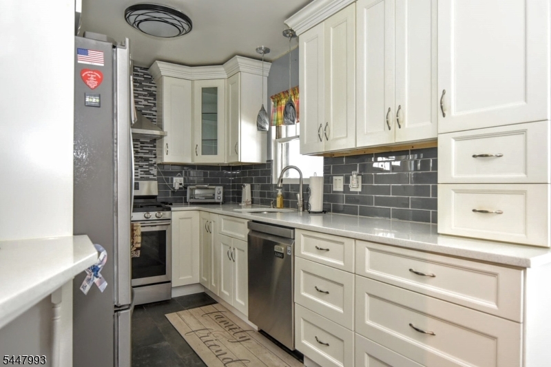 166 Kent St Property Photo 2