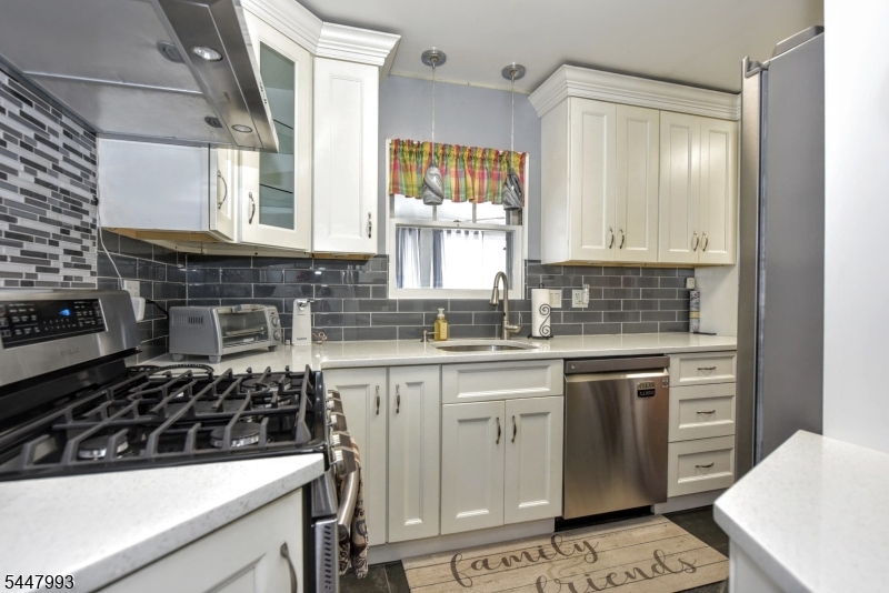 166 Kent St Property Photo 3
