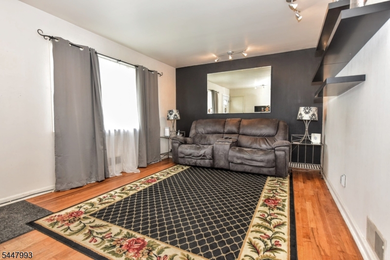 166 Kent St Property Photo 6