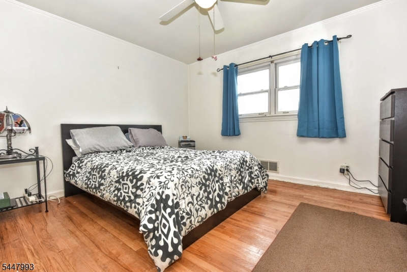 166 Kent St Property Photo 8