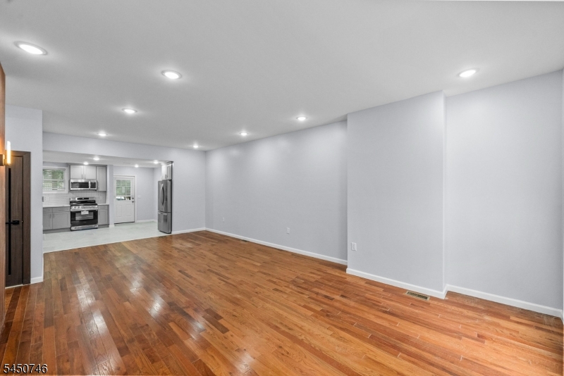 100 Atlantic St Property Photo 9