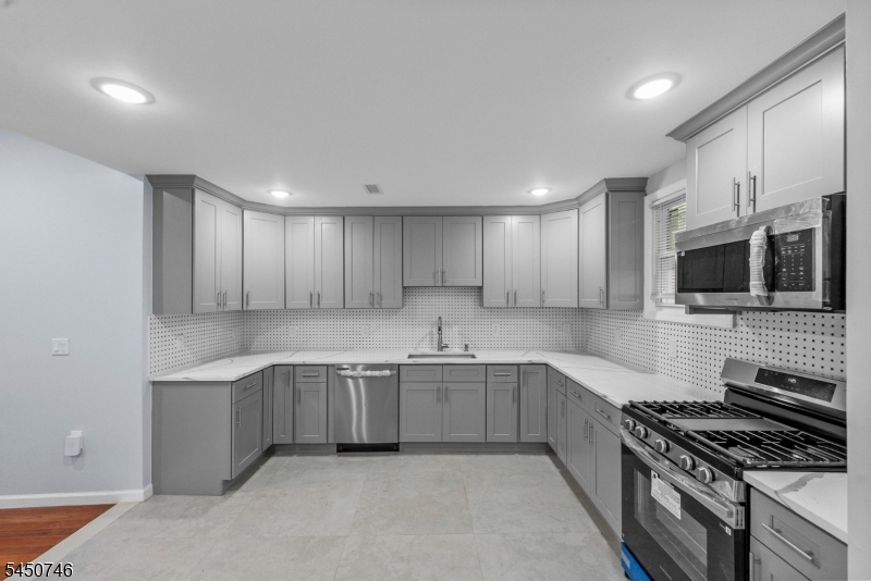 100 Atlantic St Property Photo 17
