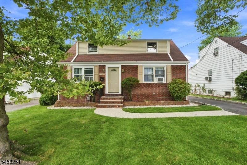 654 Howard St Property Photo 1