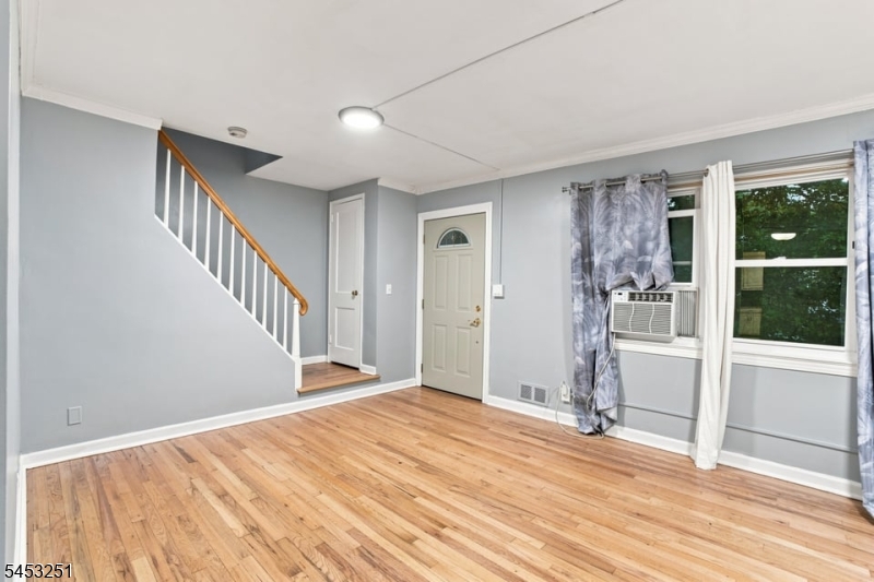 654 Howard St Property Photo 3