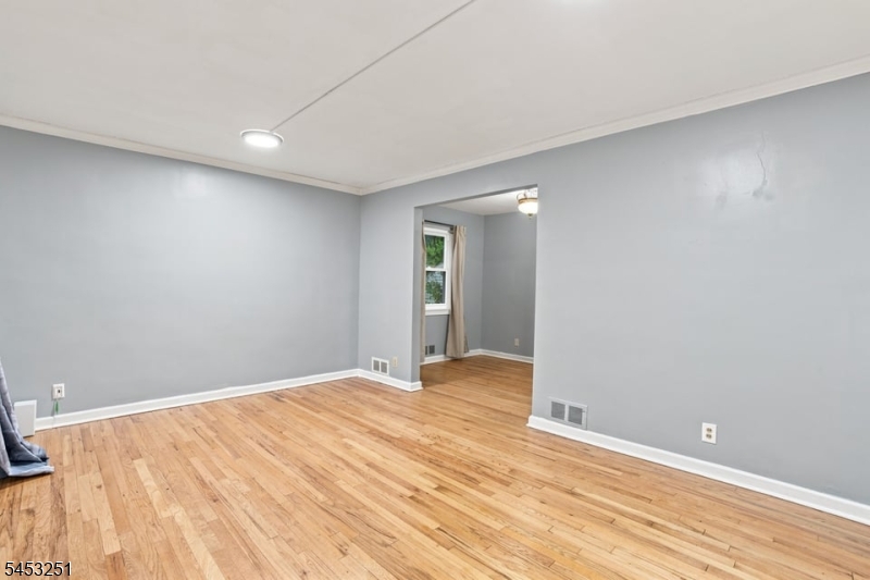 654 Howard St Property Photo 4