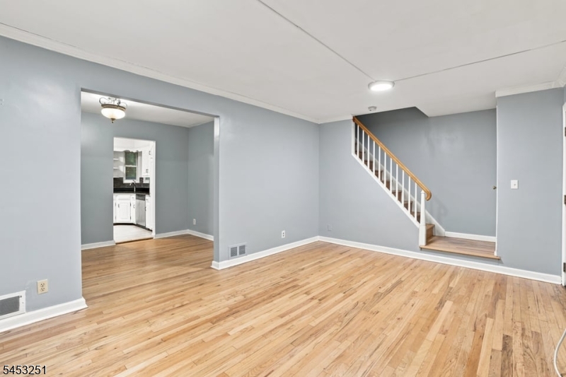 654 Howard St Property Photo 5