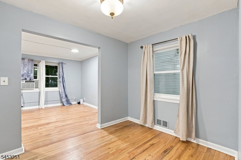 654 Howard St Property Photo 6