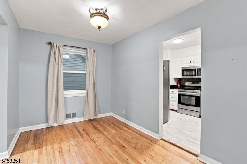 654 Howard St Property Photo 7