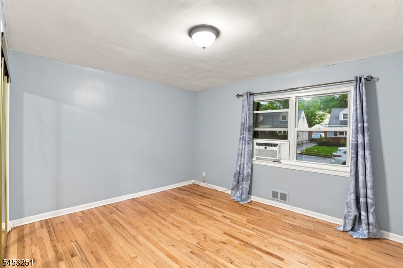 654 Howard St Property Photo 11