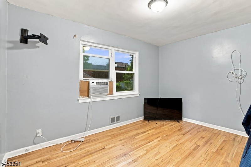 654 Howard St Property Photo 13