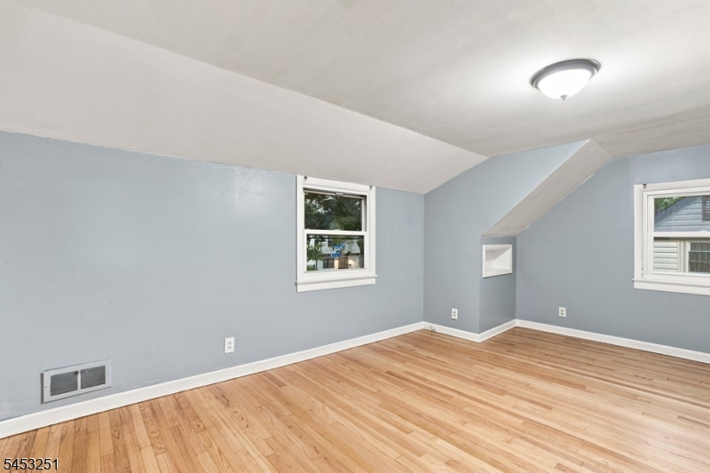 654 Howard St Property Photo 15