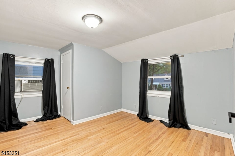 654 Howard St Property Photo 17