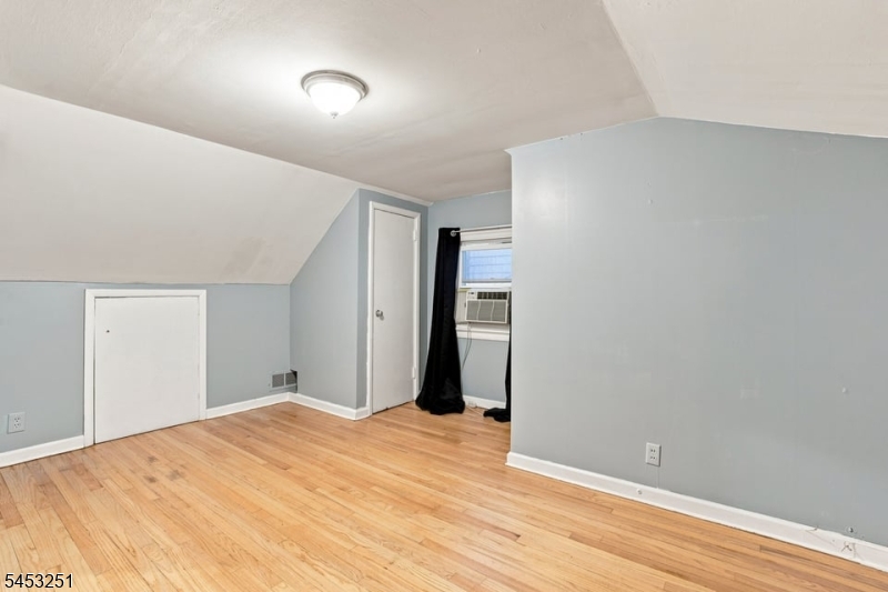 654 Howard St Property Photo 18