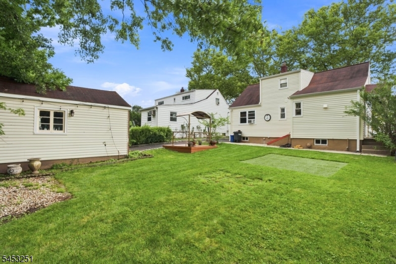 654 Howard St Property Photo 23