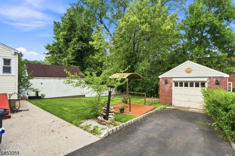 654 Howard St Property Photo 24