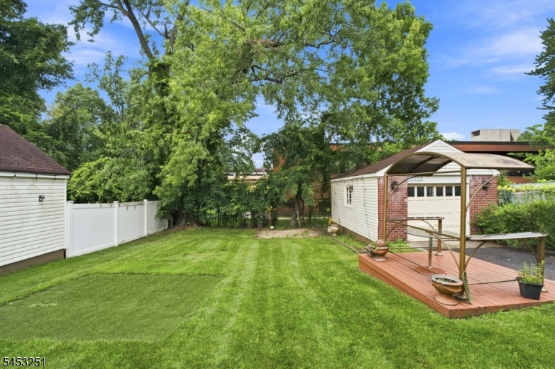 654 Howard St Property Photo 25