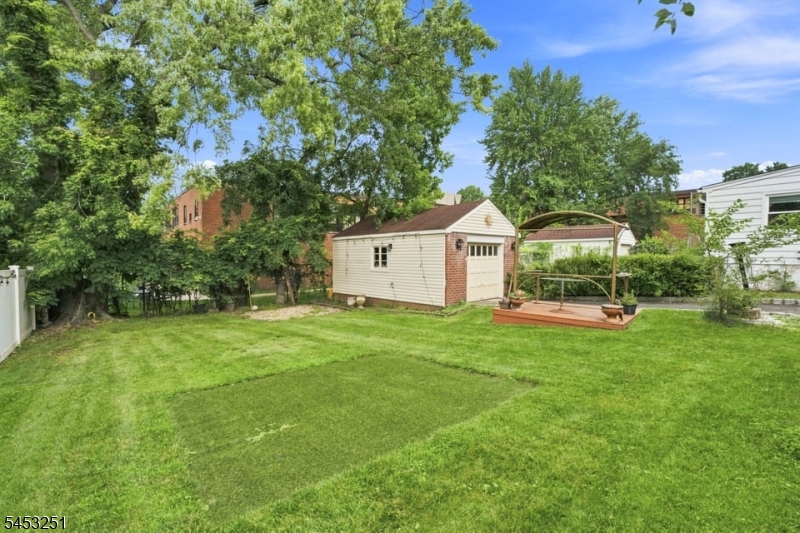 654 Howard St Property Photo 26