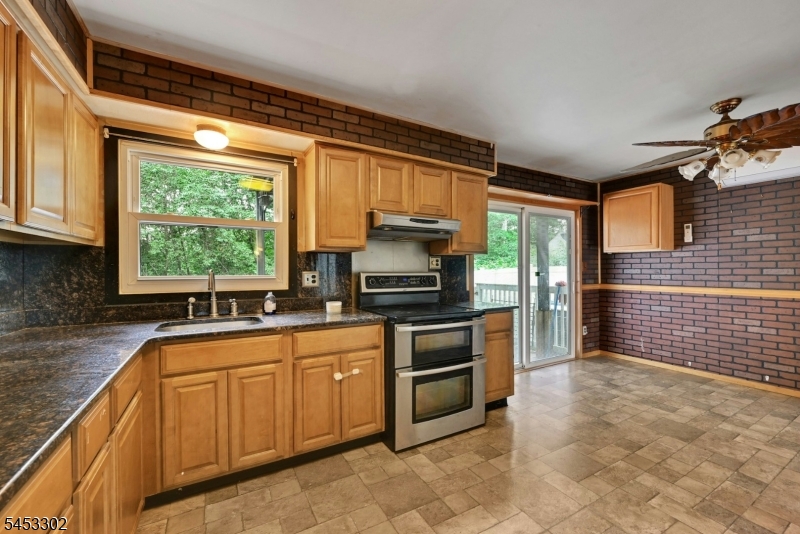 16 Essex Rd Property Photo 11