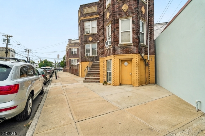 531 Bloomfield Ave Property Photo 2