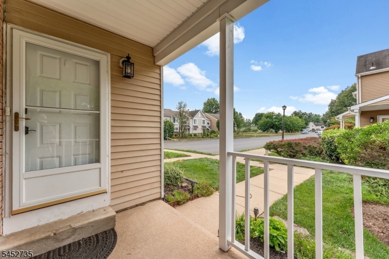 135 Hollow Oak Ct Property Photo 3