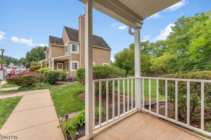 135 Hollow Oak Ct Property Photo 4