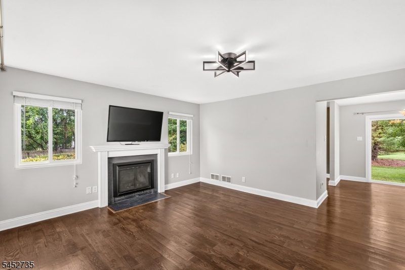 135 Hollow Oak Ct Property Photo 6