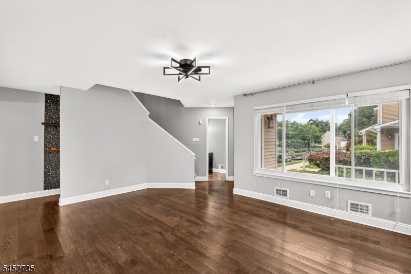 135 Hollow Oak Ct Property Photo 7