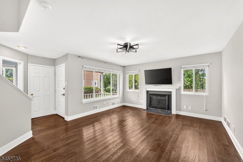 135 Hollow Oak Ct Property Photo 8